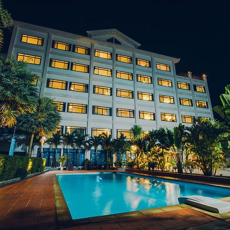 Sisombat Plaza Hotel Vang Vieng Esterno foto