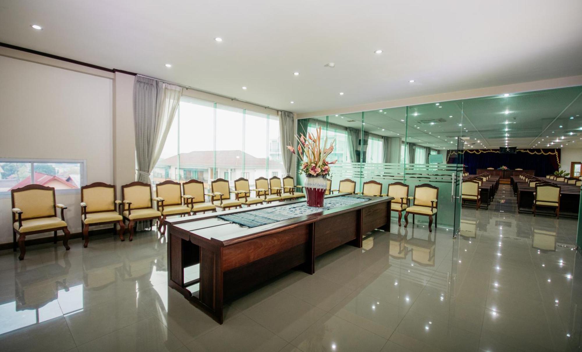 Sisombat Plaza Hotel Vang Vieng Esterno foto