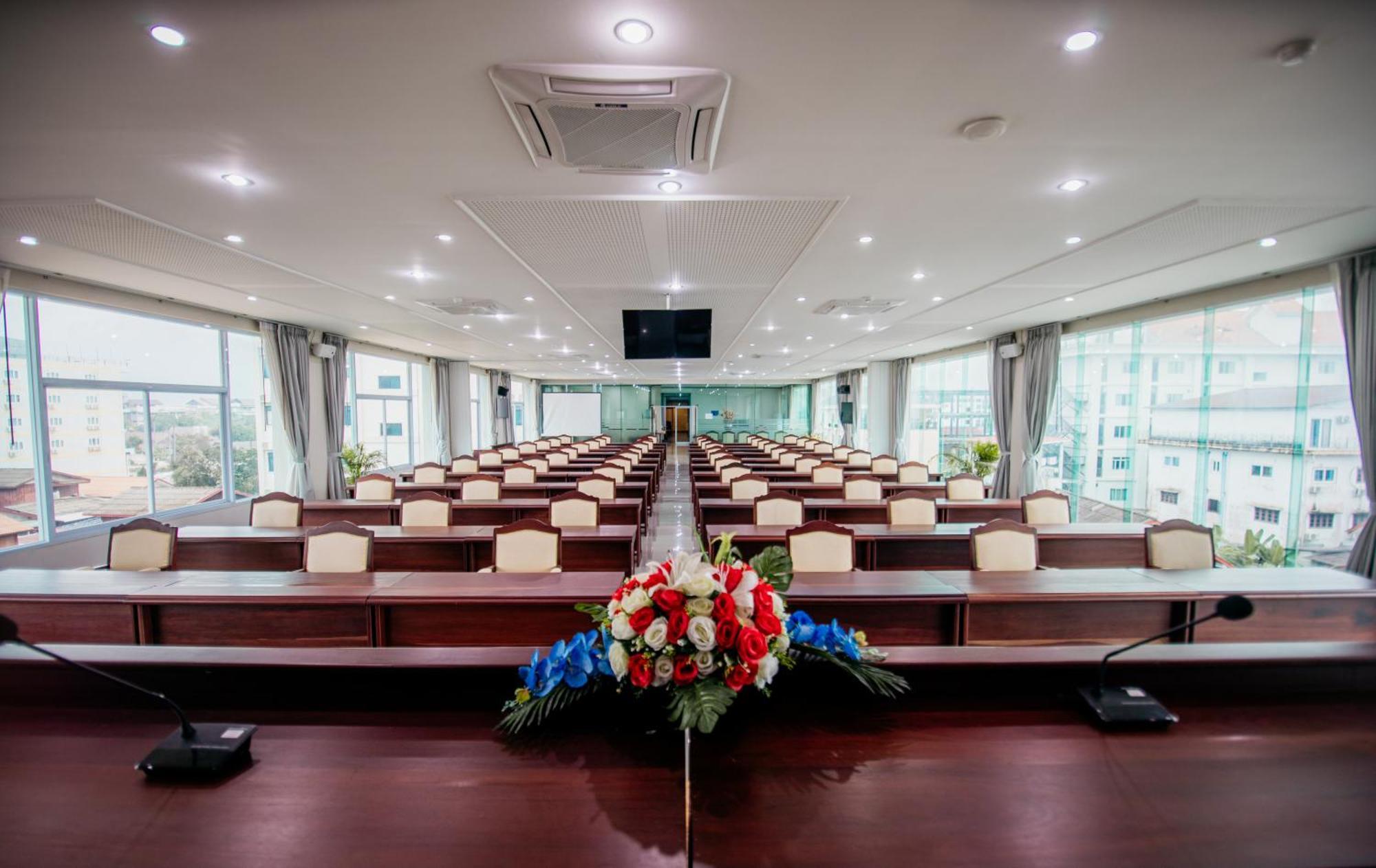Sisombat Plaza Hotel Vang Vieng Esterno foto