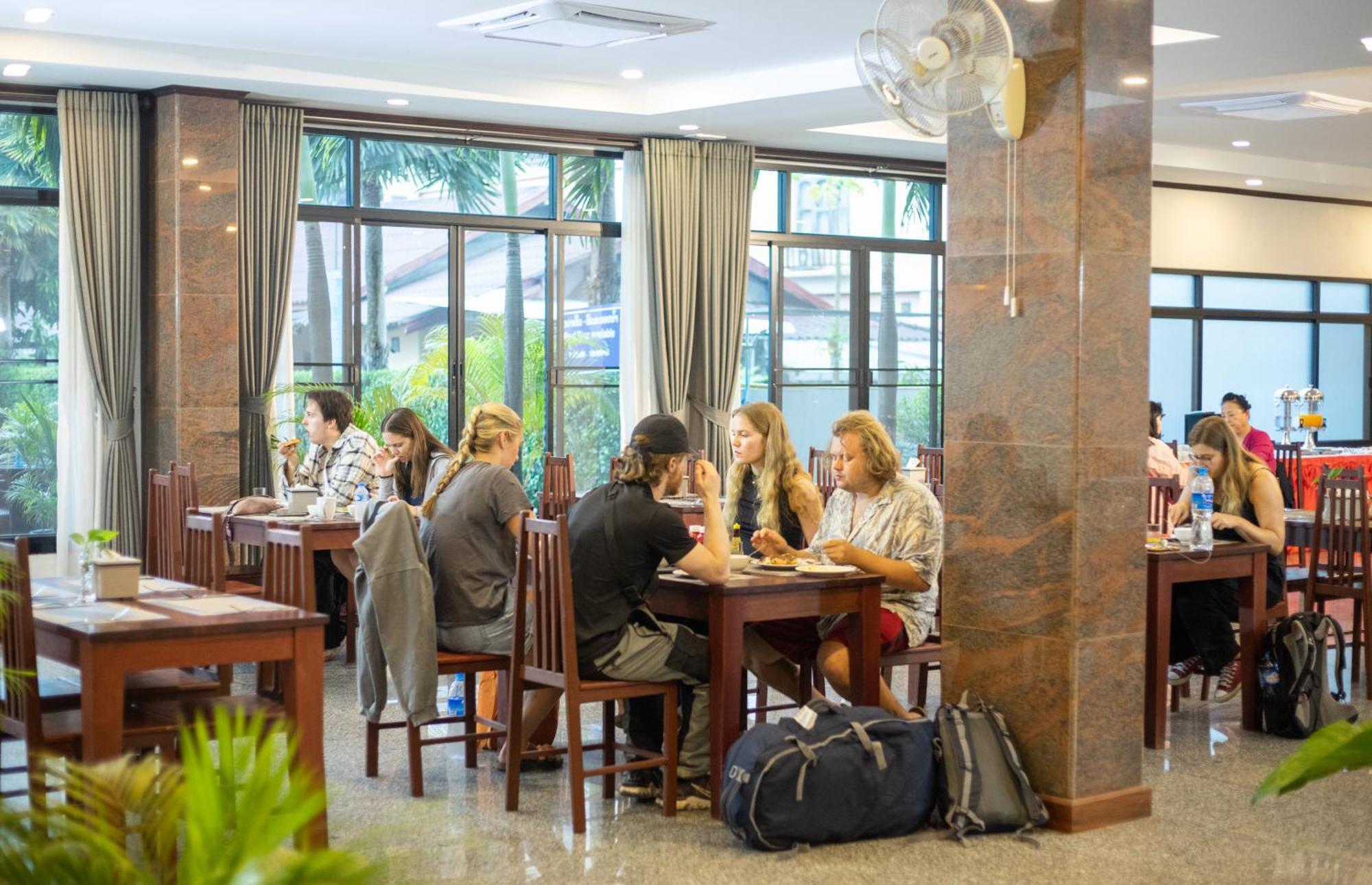 Sisombat Plaza Hotel Vang Vieng Esterno foto