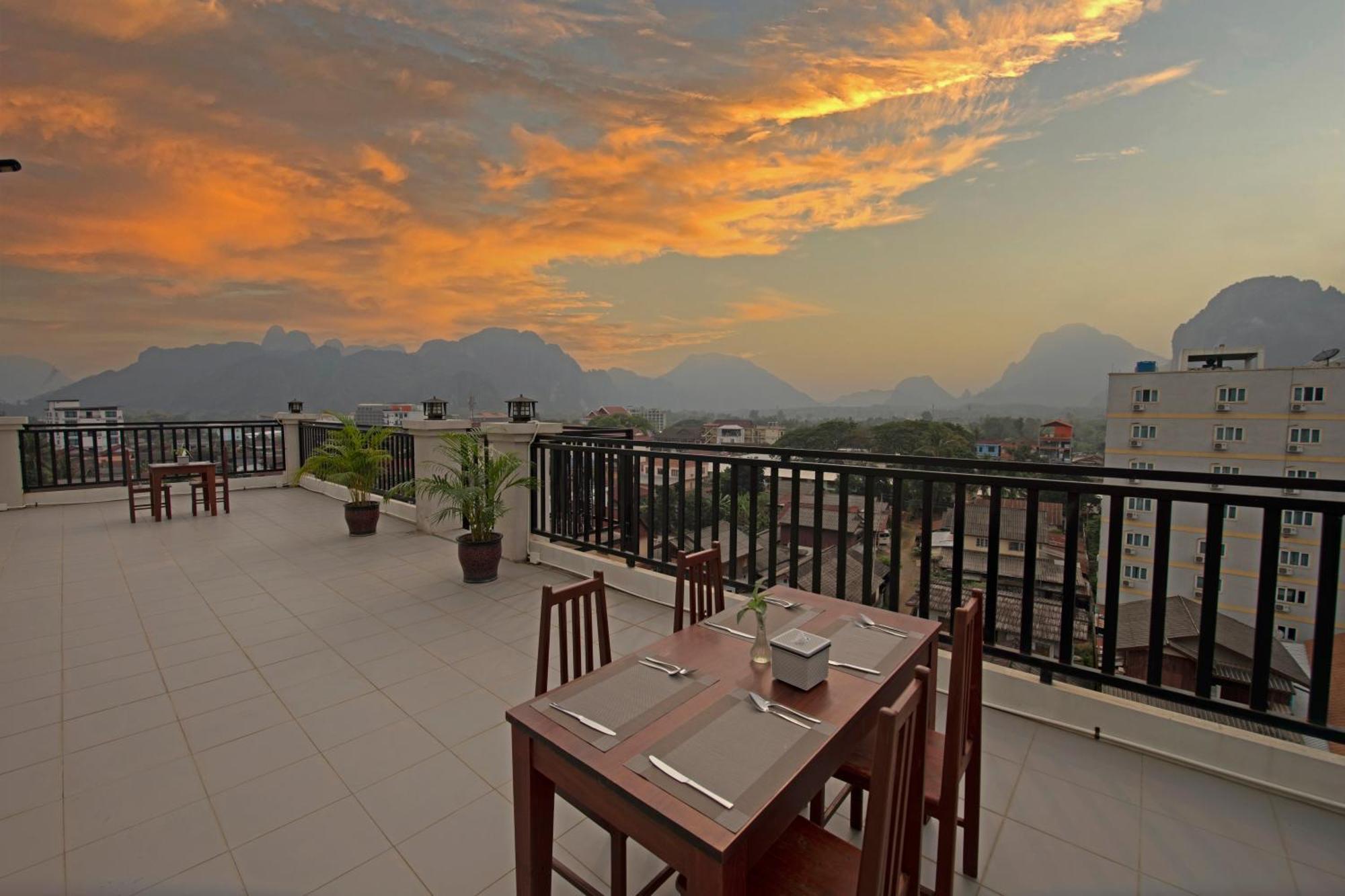 Sisombat Plaza Hotel Vang Vieng Esterno foto