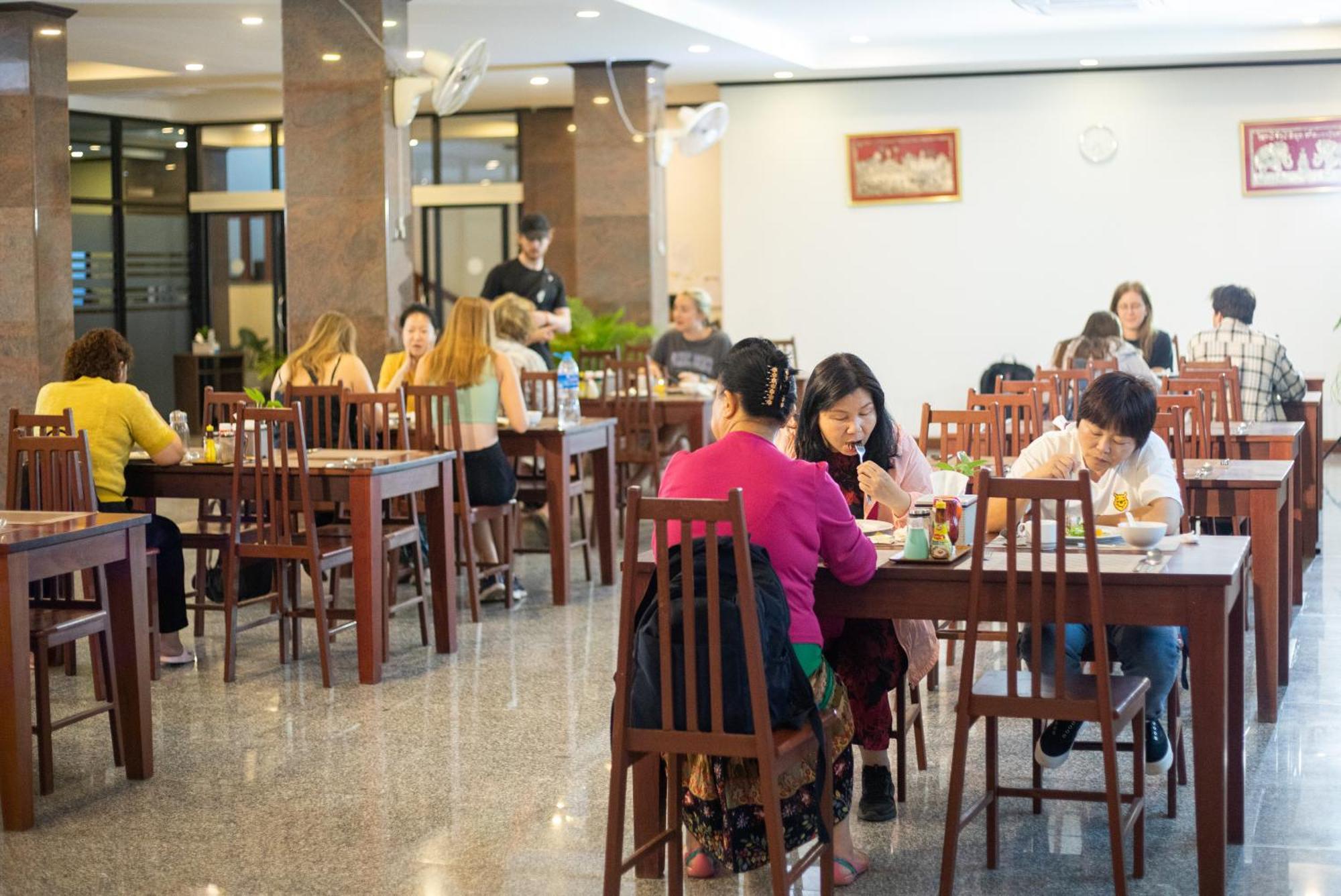 Sisombat Plaza Hotel Vang Vieng Esterno foto