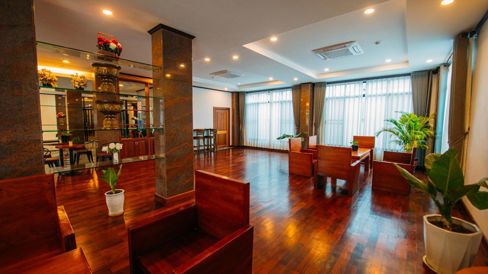 Sisombat Plaza Hotel Vang Vieng Esterno foto