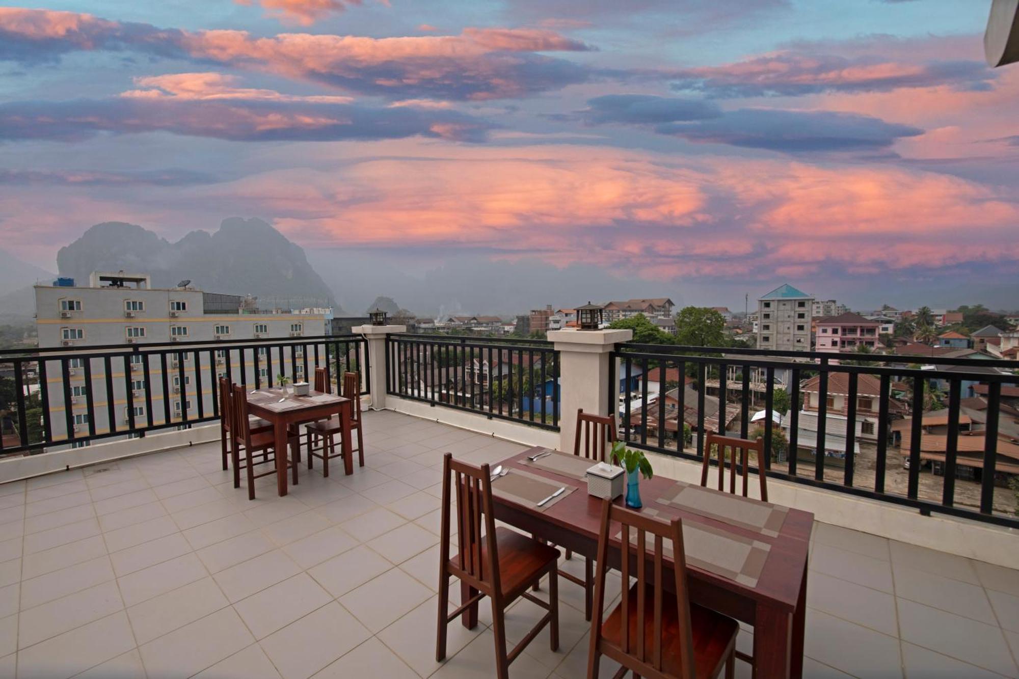 Sisombat Plaza Hotel Vang Vieng Esterno foto