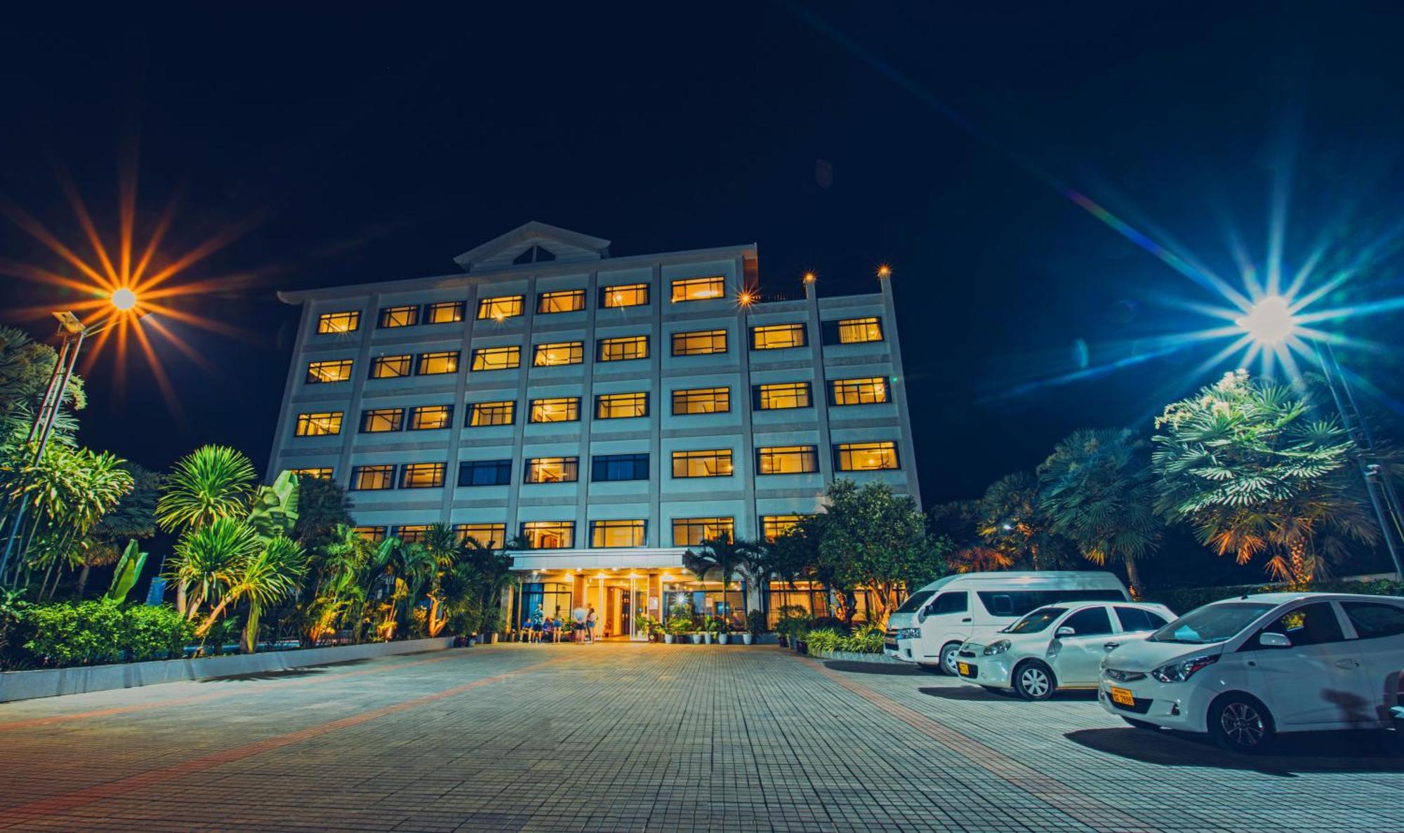 Sisombat Plaza Hotel Vang Vieng Esterno foto