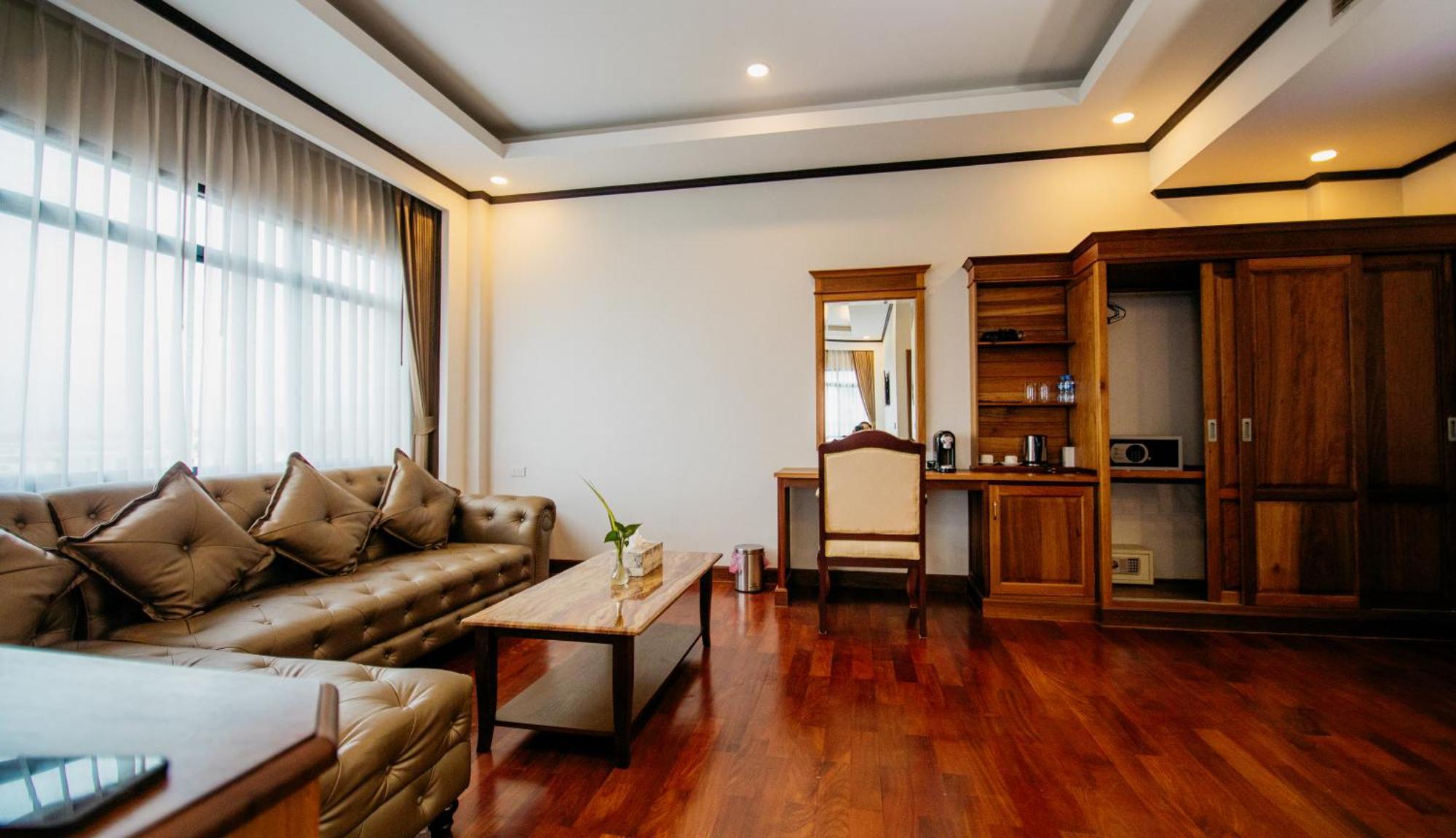 Sisombat Plaza Hotel Vang Vieng Esterno foto