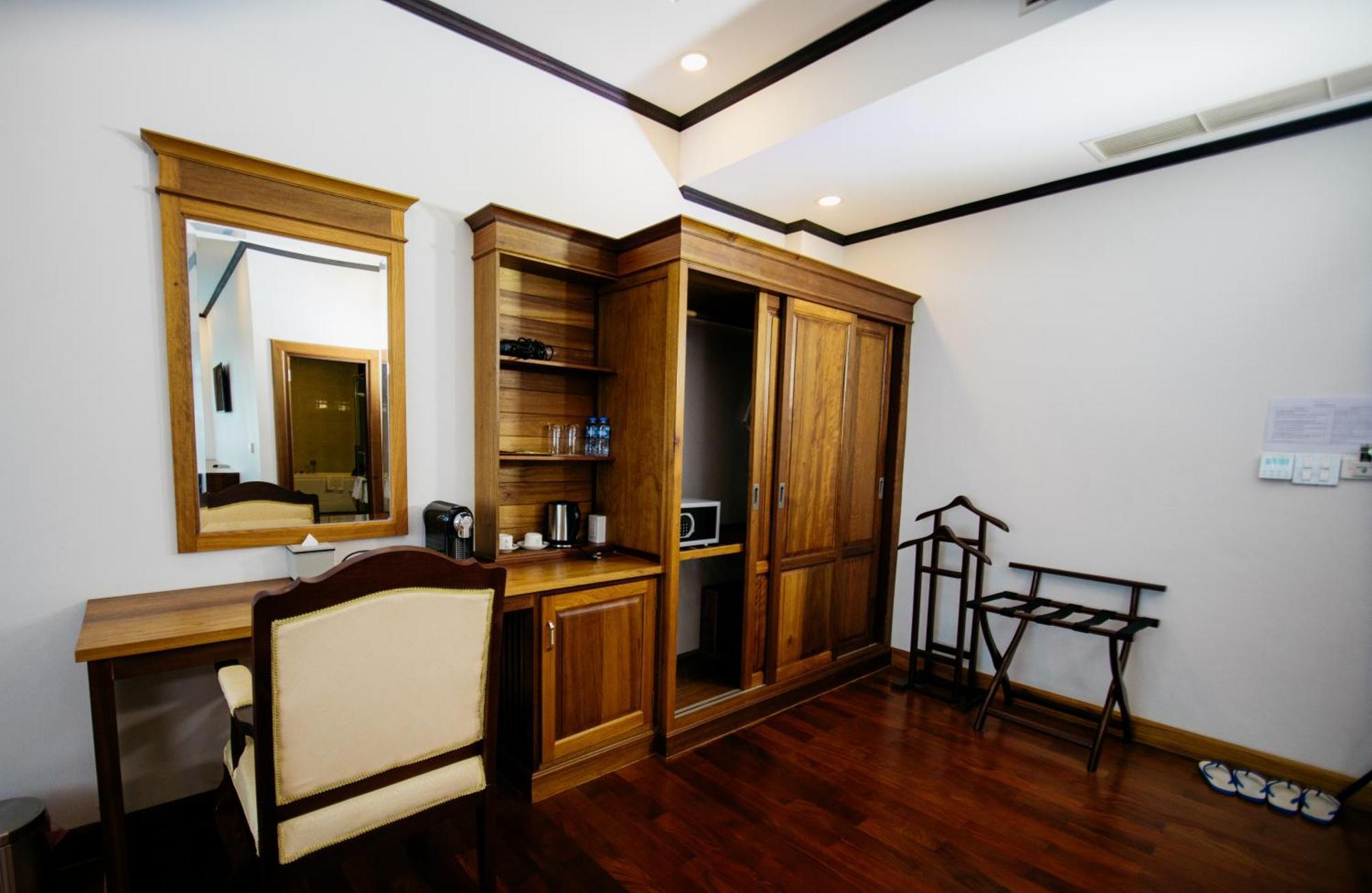 Sisombat Plaza Hotel Vang Vieng Esterno foto