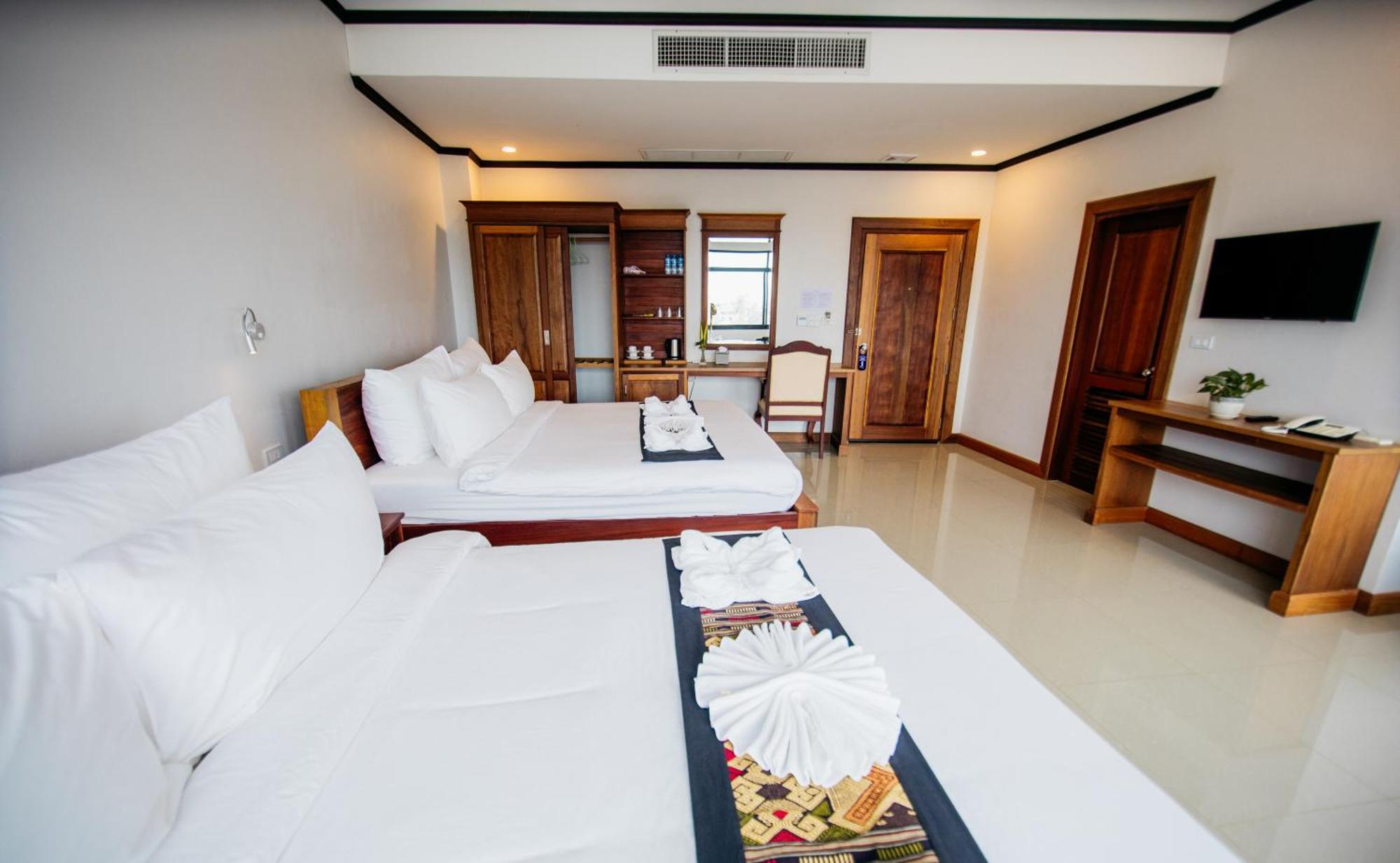 Sisombat Plaza Hotel Vang Vieng Esterno foto