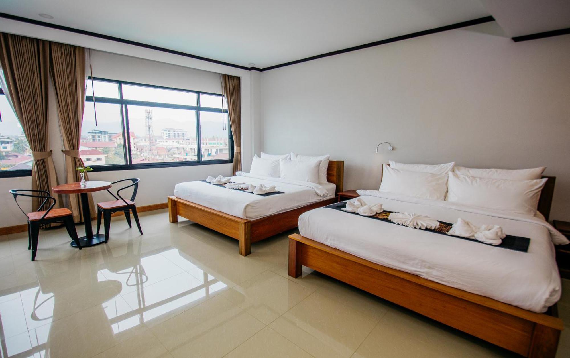 Sisombat Plaza Hotel Vang Vieng Esterno foto
