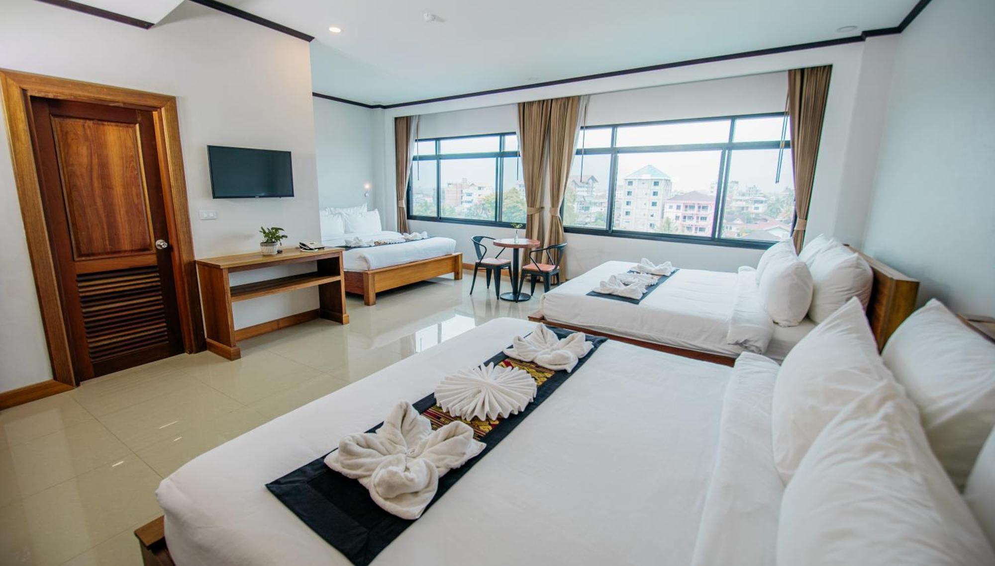 Sisombat Plaza Hotel Vang Vieng Esterno foto