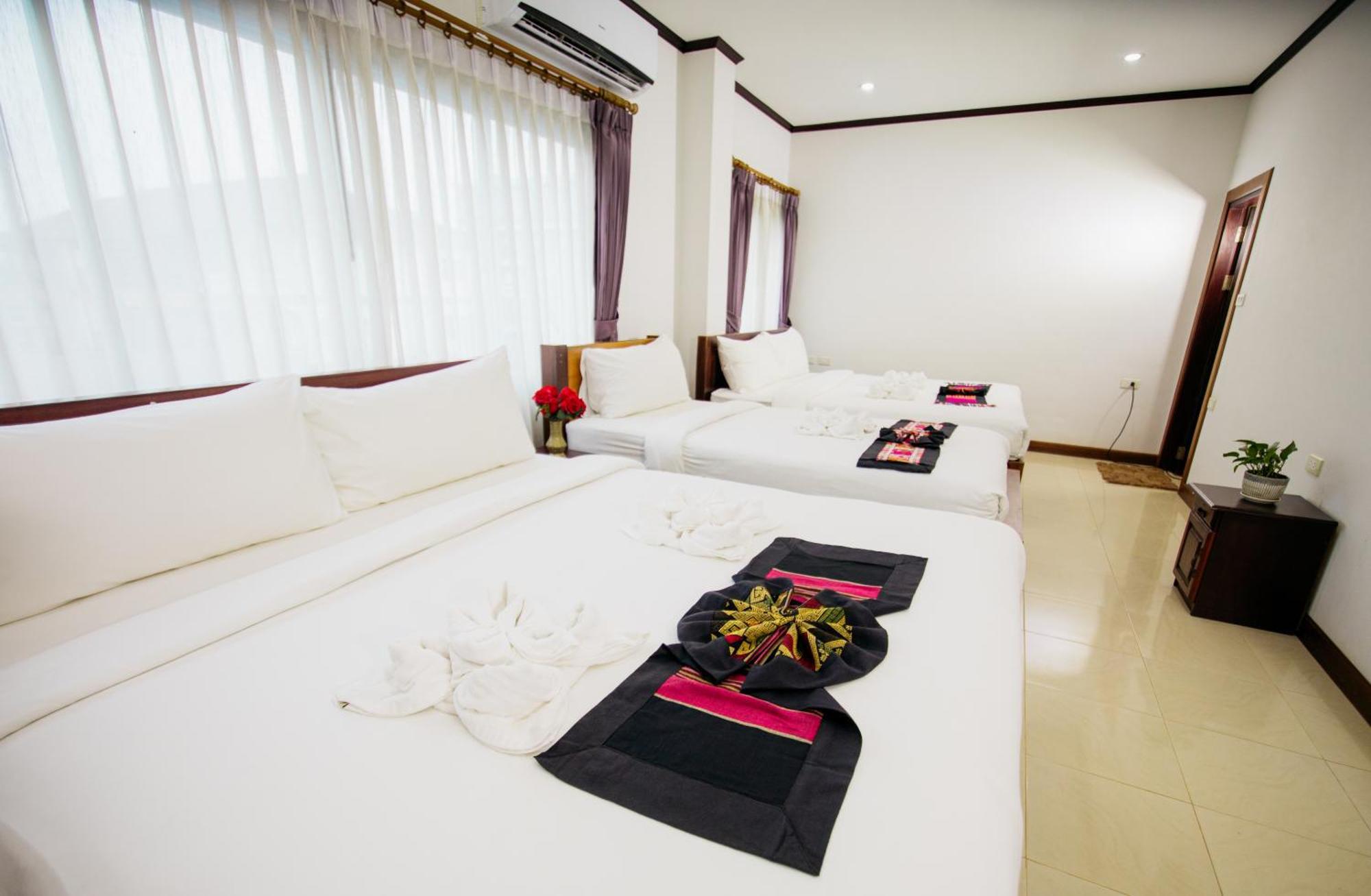 Sisombat Plaza Hotel Vang Vieng Esterno foto