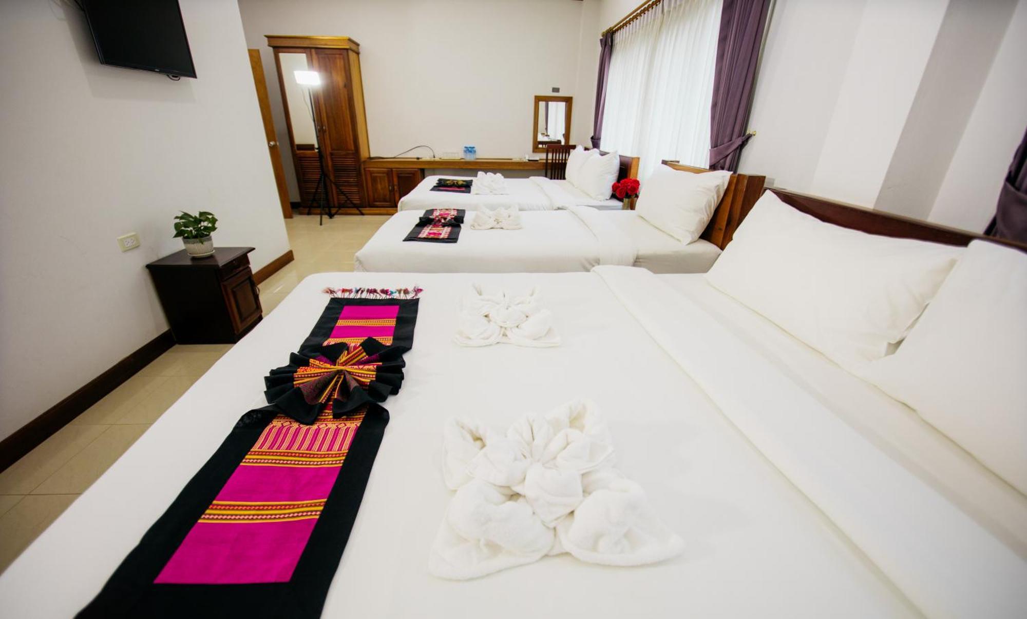 Sisombat Plaza Hotel Vang Vieng Esterno foto