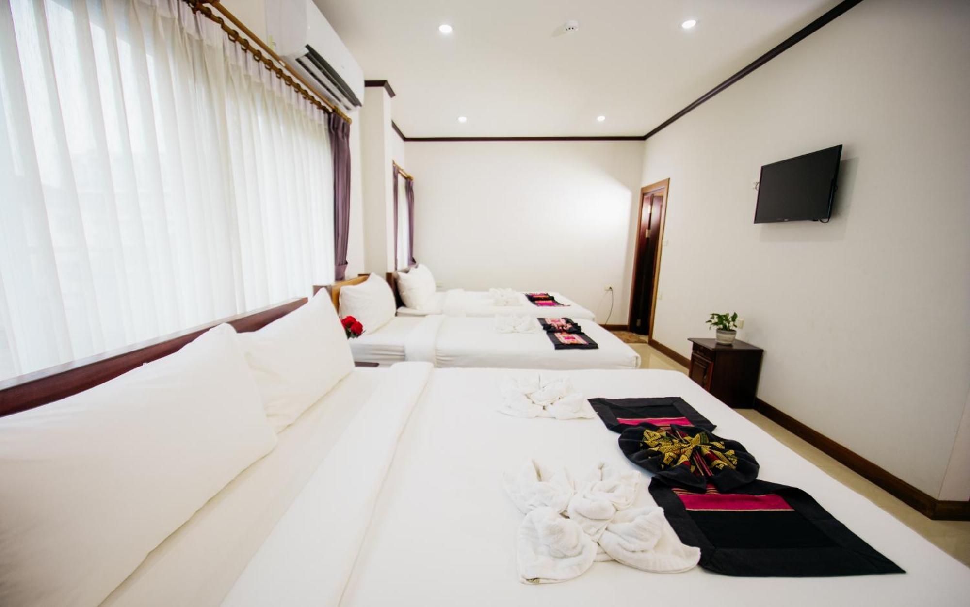 Sisombat Plaza Hotel Vang Vieng Esterno foto