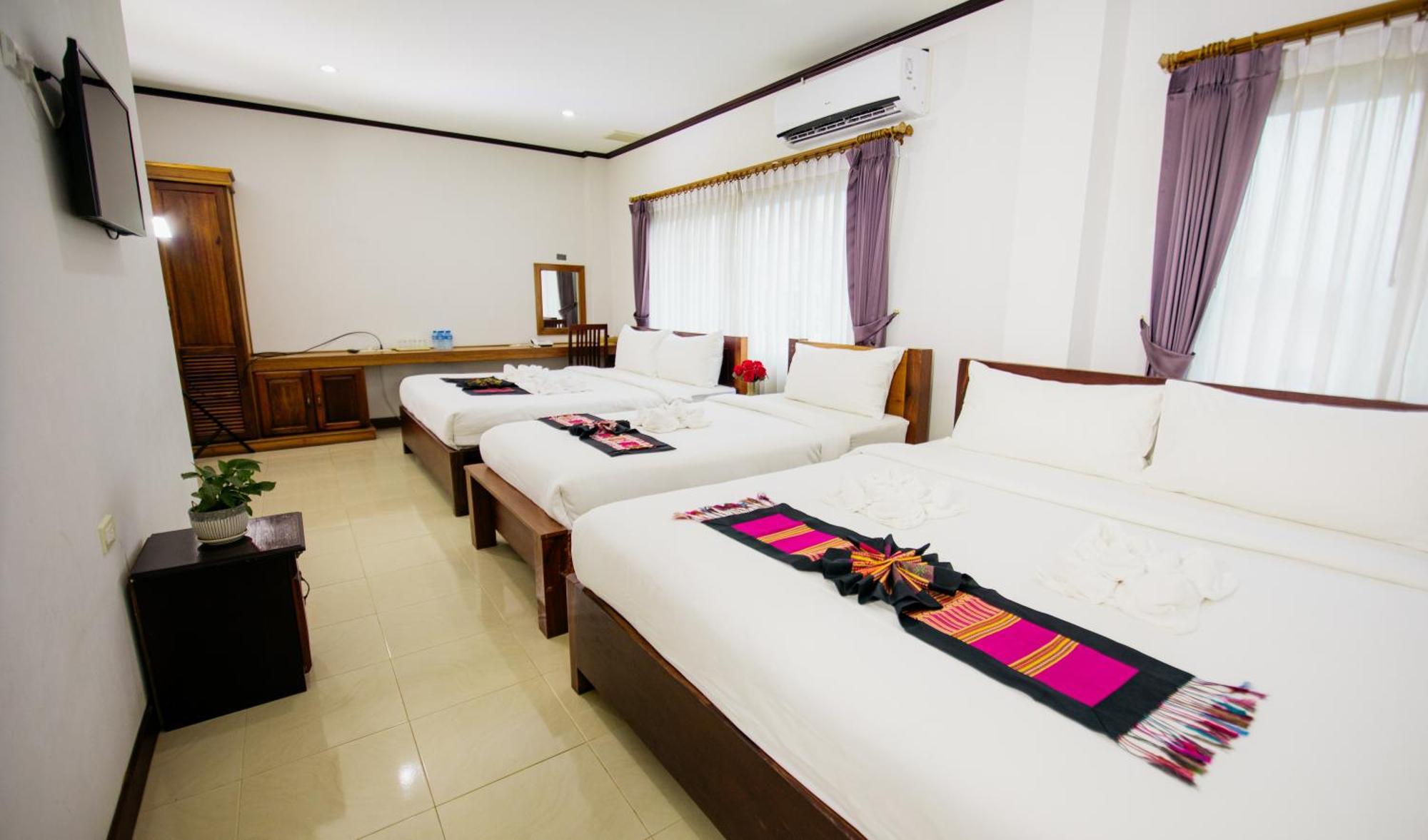 Sisombat Plaza Hotel Vang Vieng Esterno foto