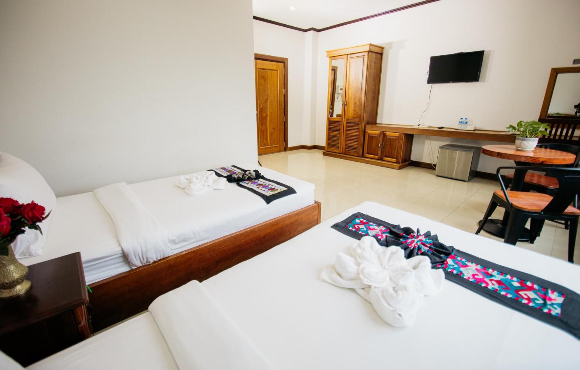 Sisombat Plaza Hotel Vang Vieng Esterno foto
