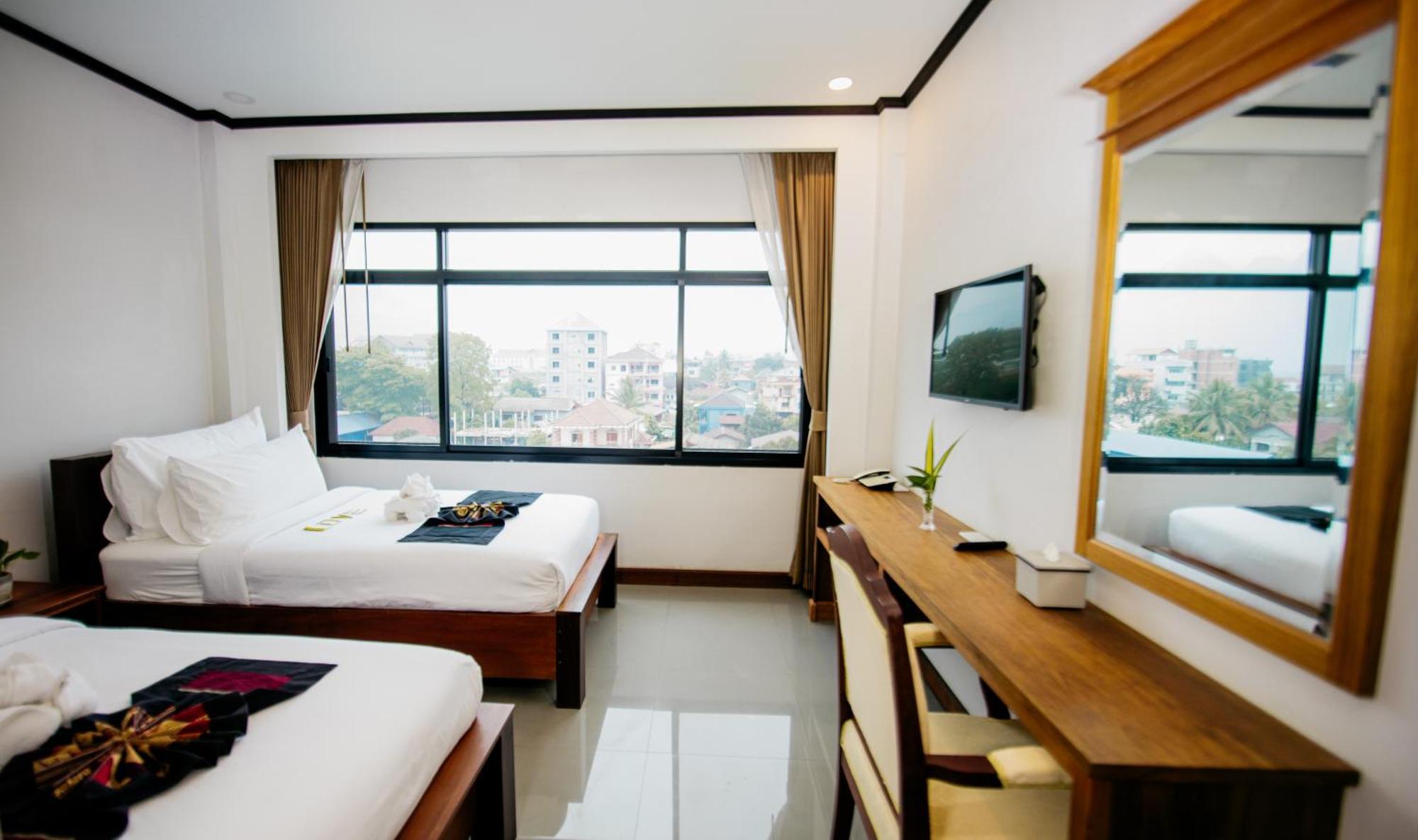Sisombat Plaza Hotel Vang Vieng Esterno foto