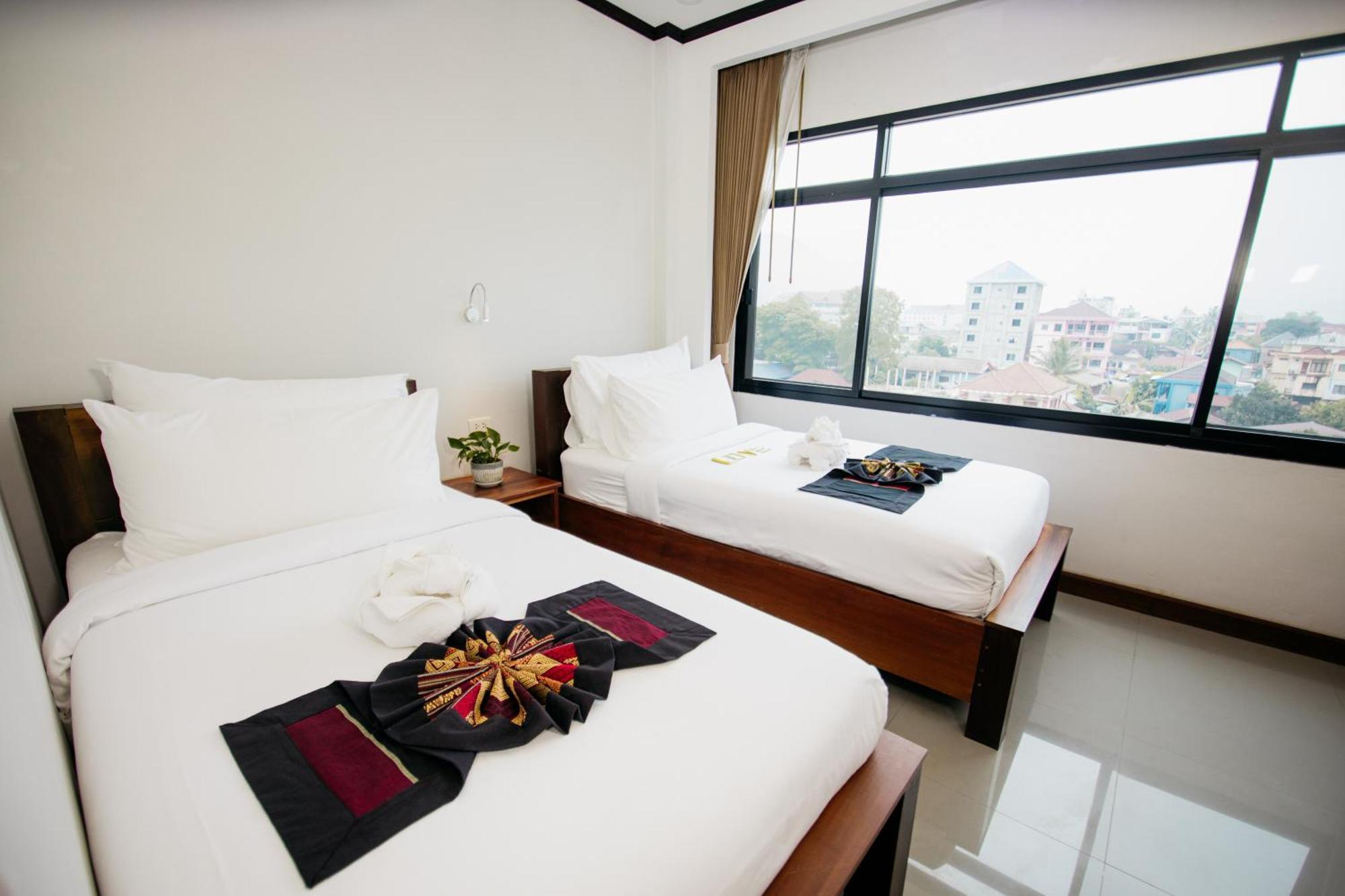 Sisombat Plaza Hotel Vang Vieng Esterno foto