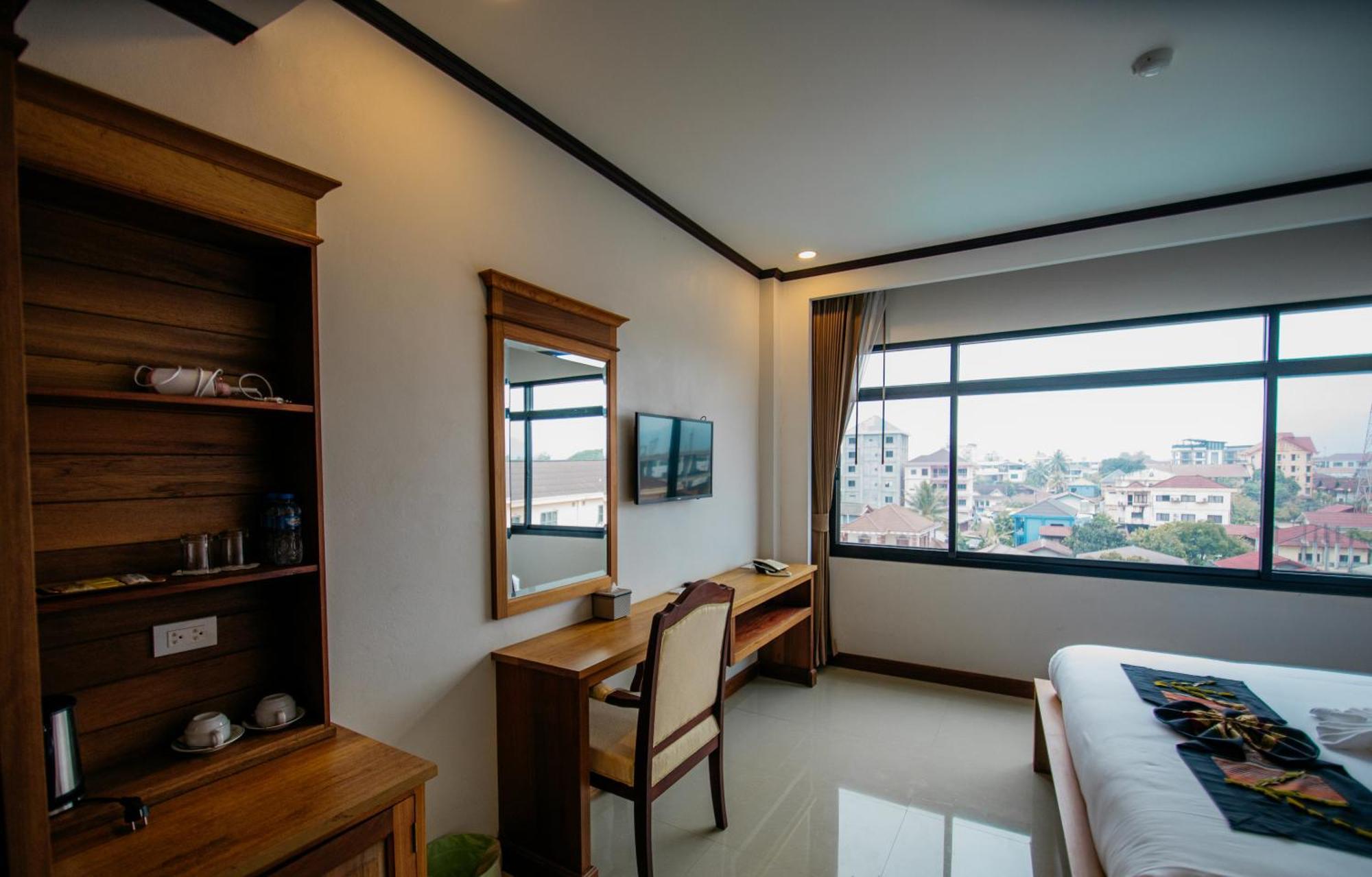 Sisombat Plaza Hotel Vang Vieng Esterno foto