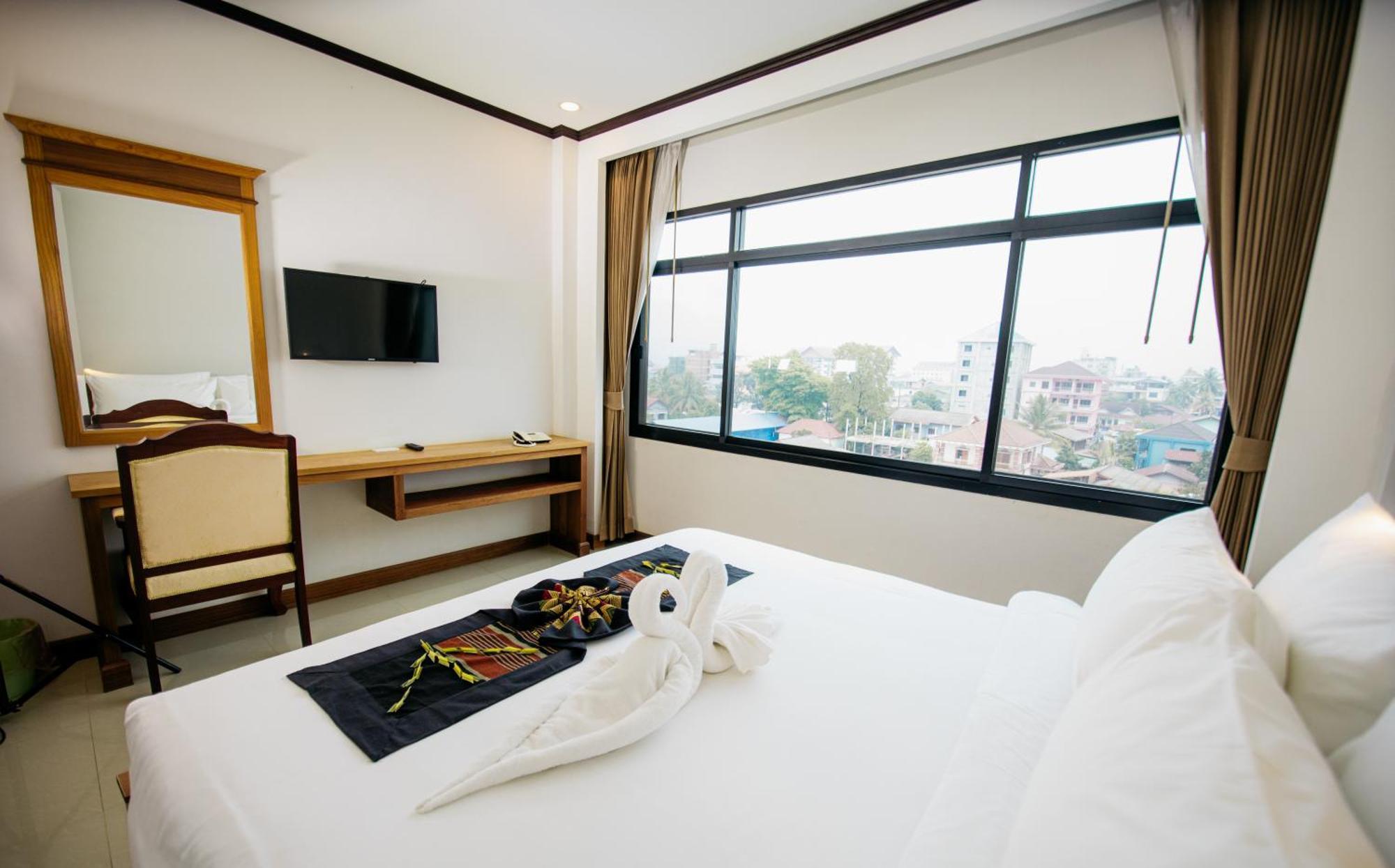 Sisombat Plaza Hotel Vang Vieng Esterno foto
