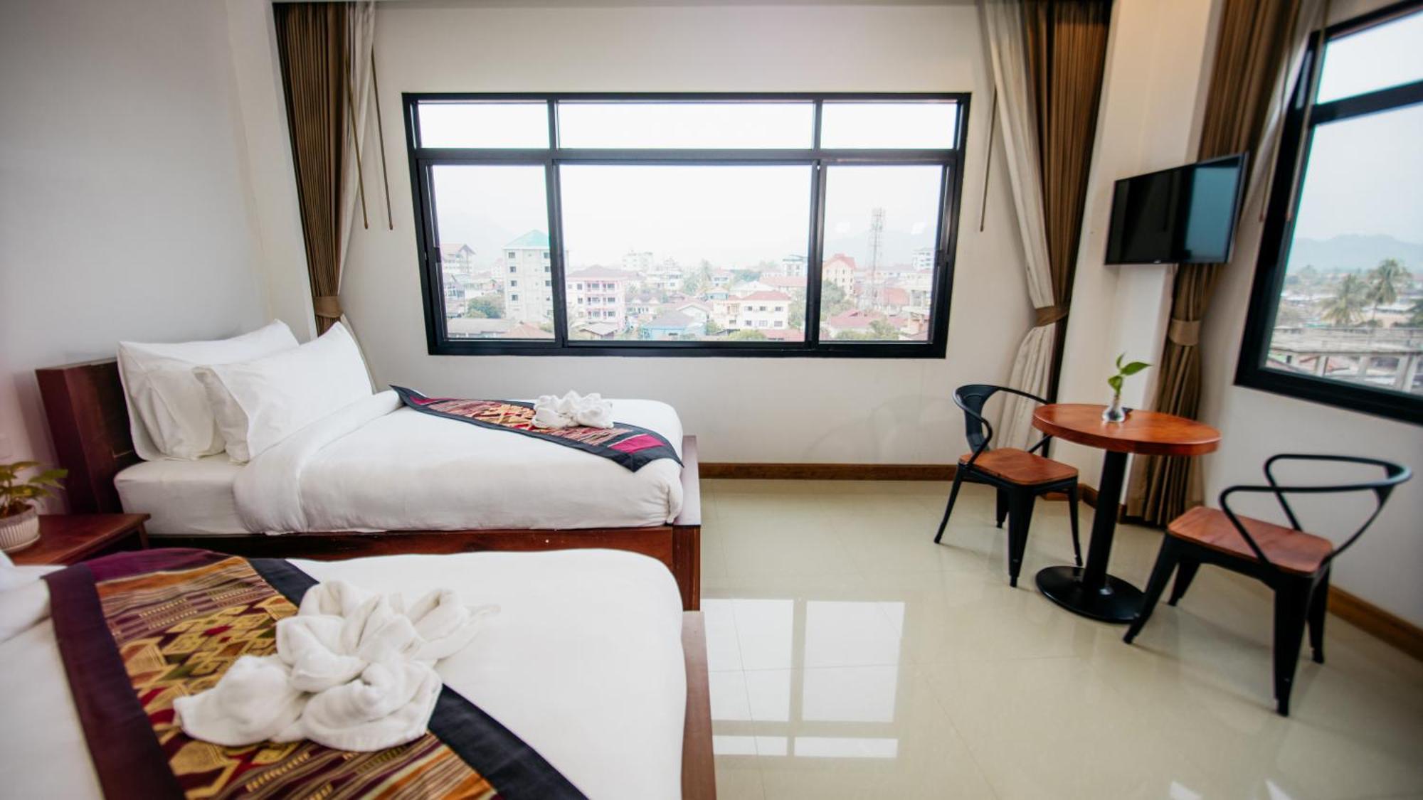 Sisombat Plaza Hotel Vang Vieng Esterno foto