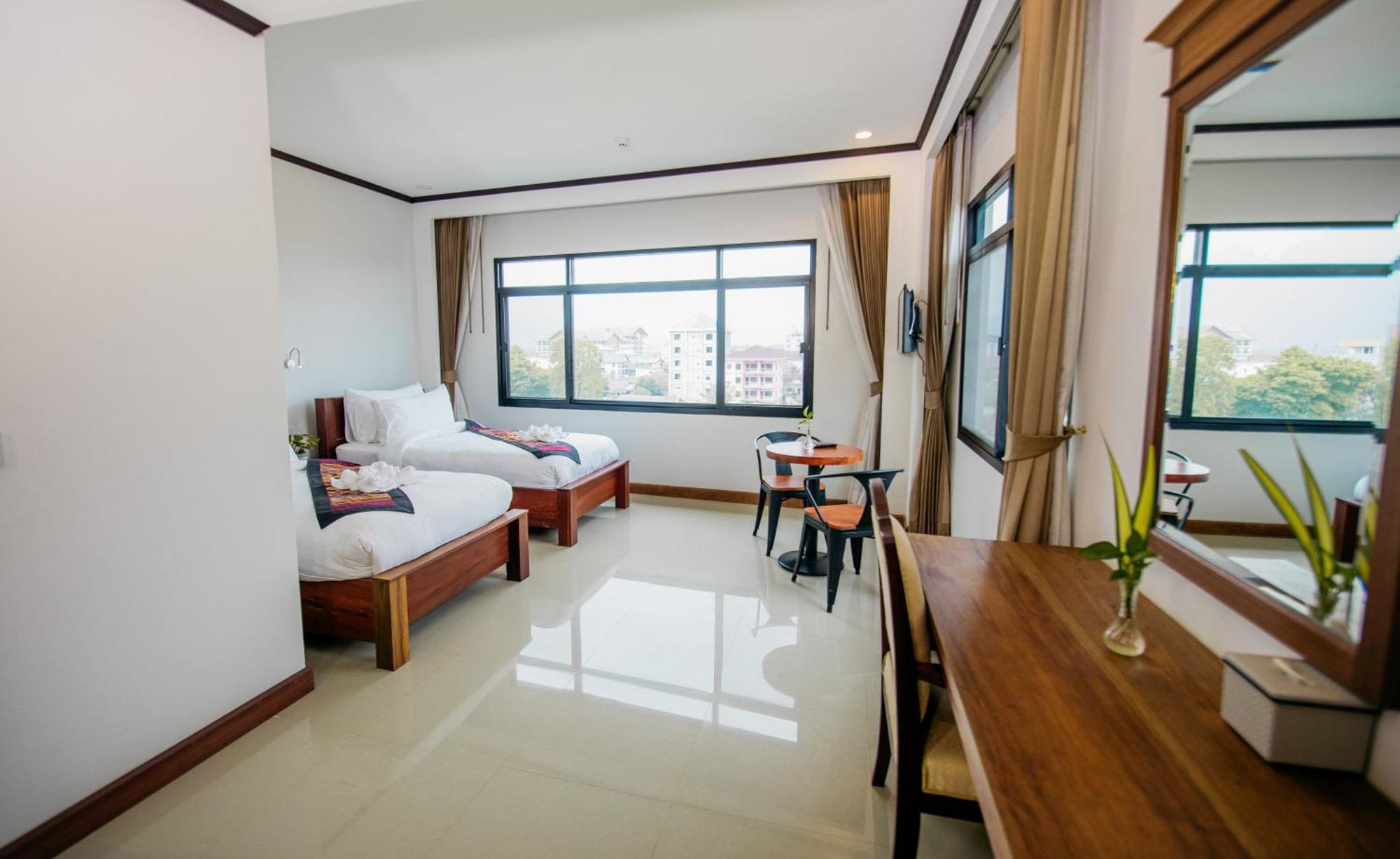 Sisombat Plaza Hotel Vang Vieng Esterno foto