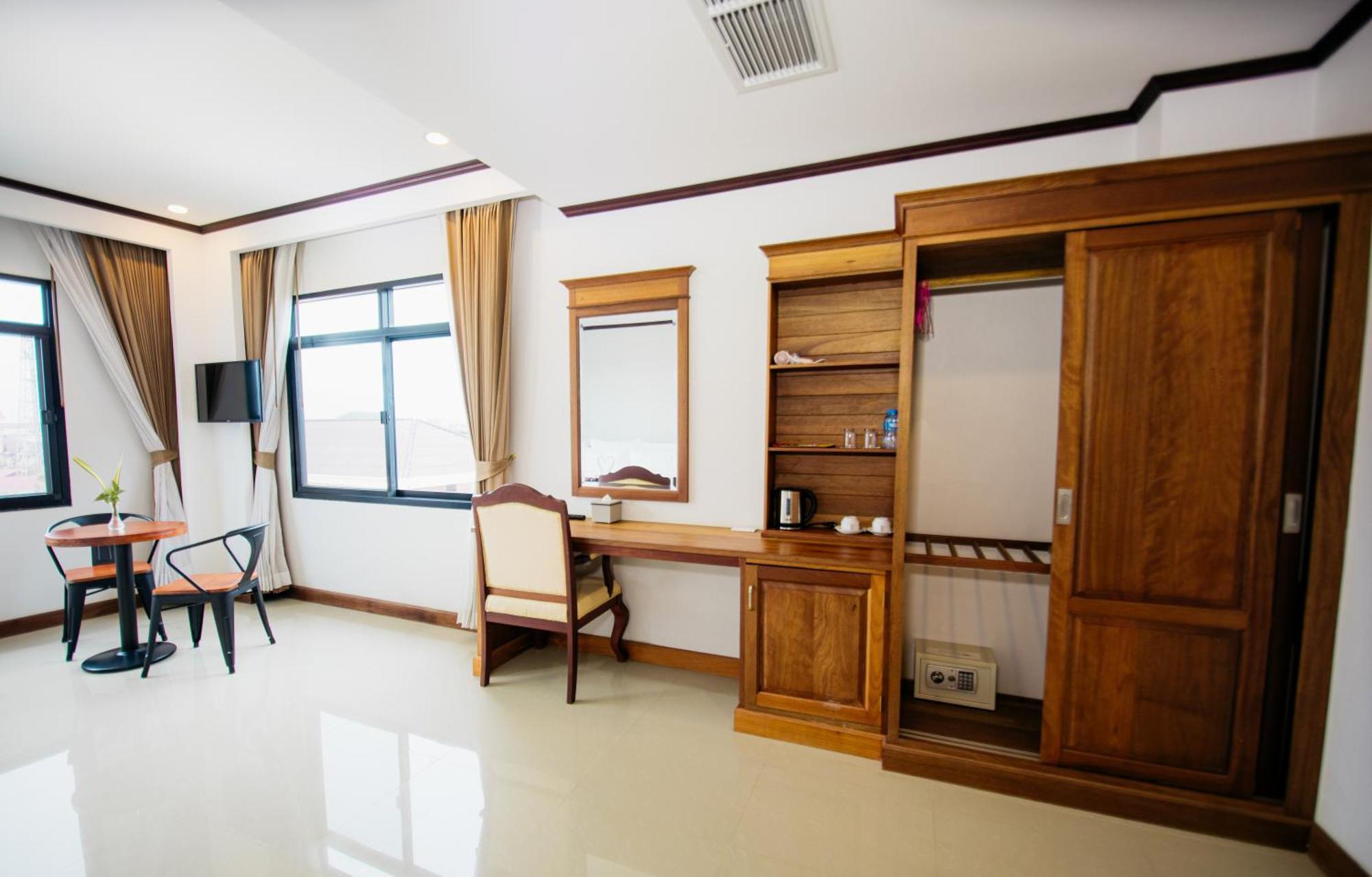 Sisombat Plaza Hotel Vang Vieng Esterno foto