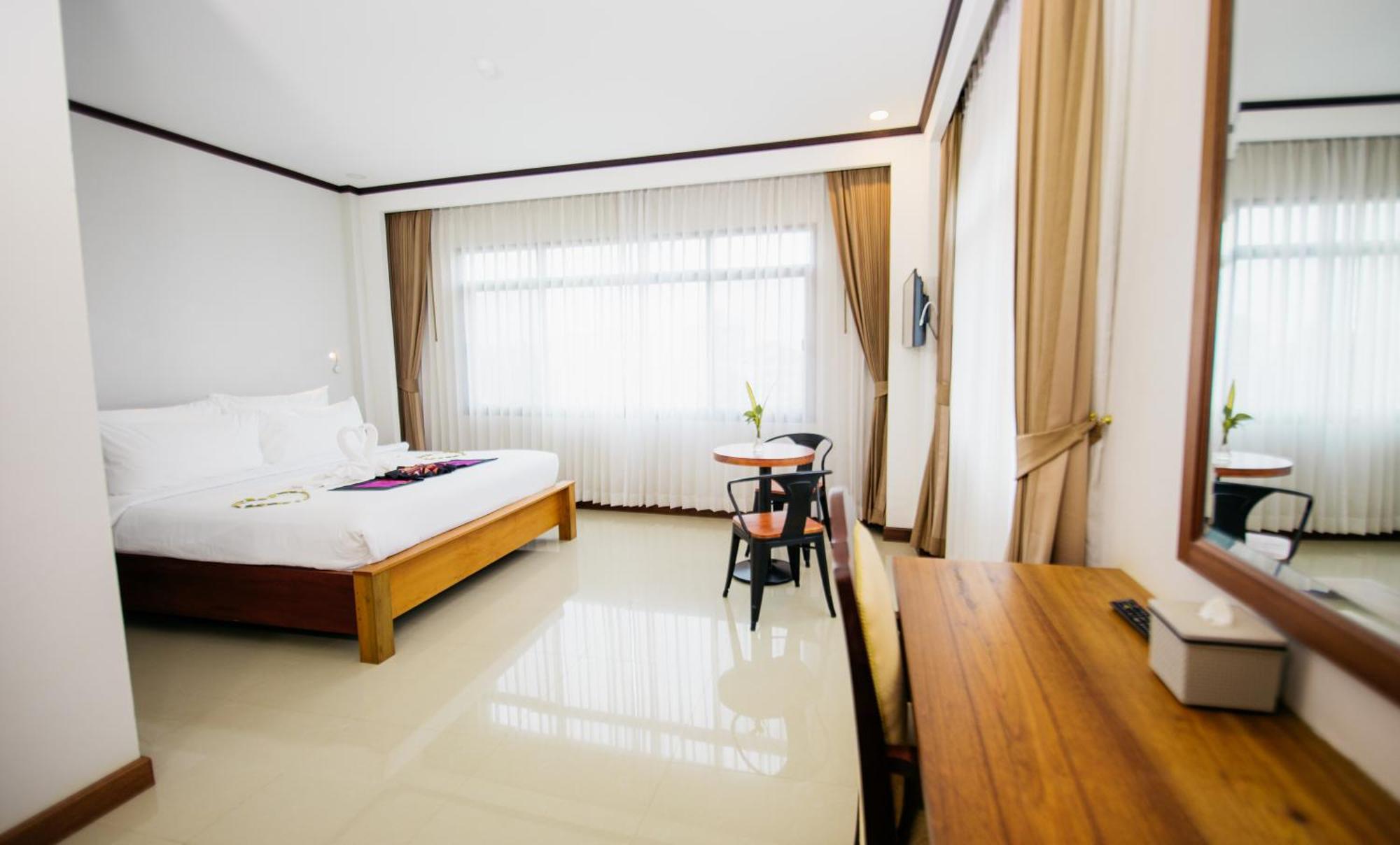 Sisombat Plaza Hotel Vang Vieng Esterno foto