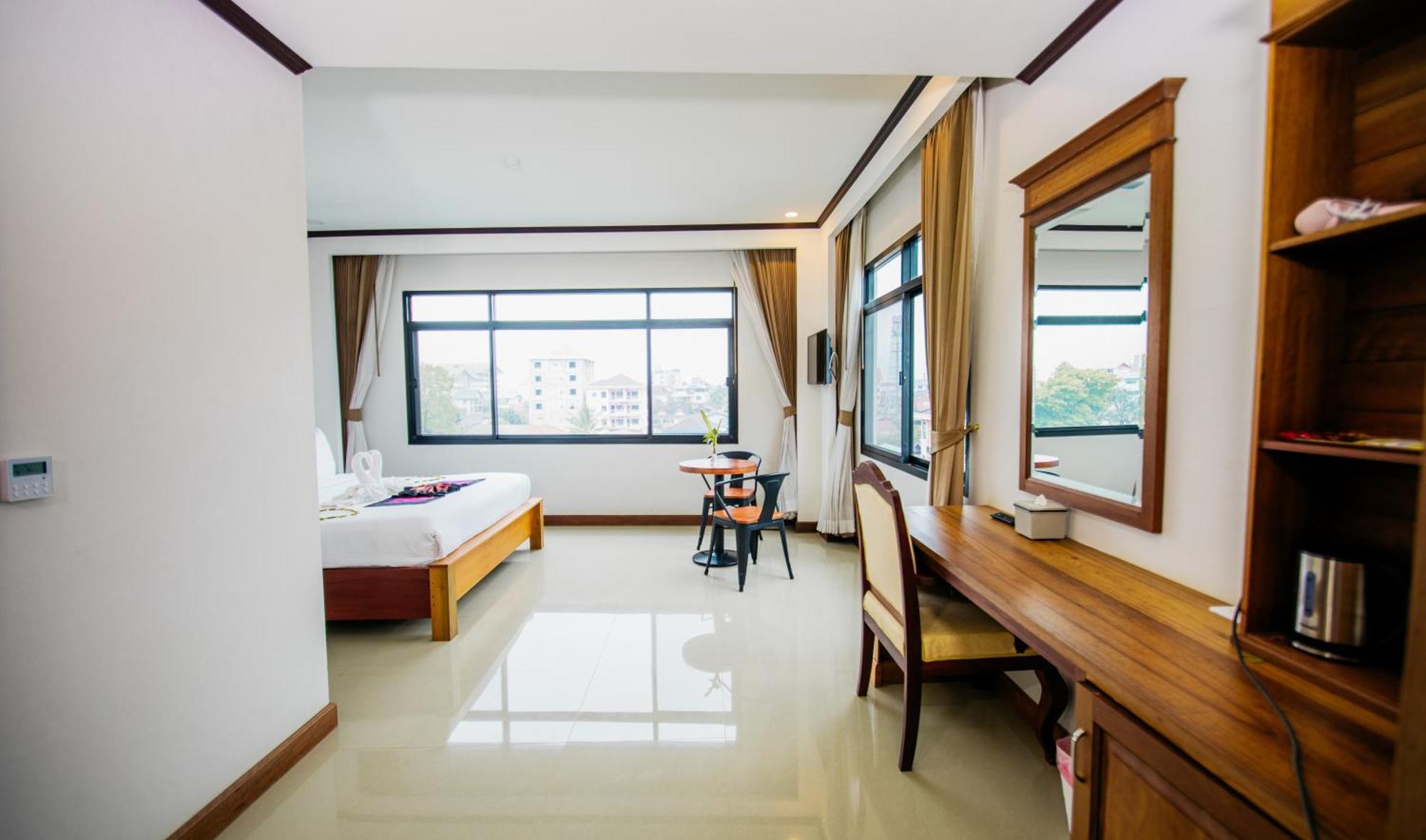 Sisombat Plaza Hotel Vang Vieng Esterno foto