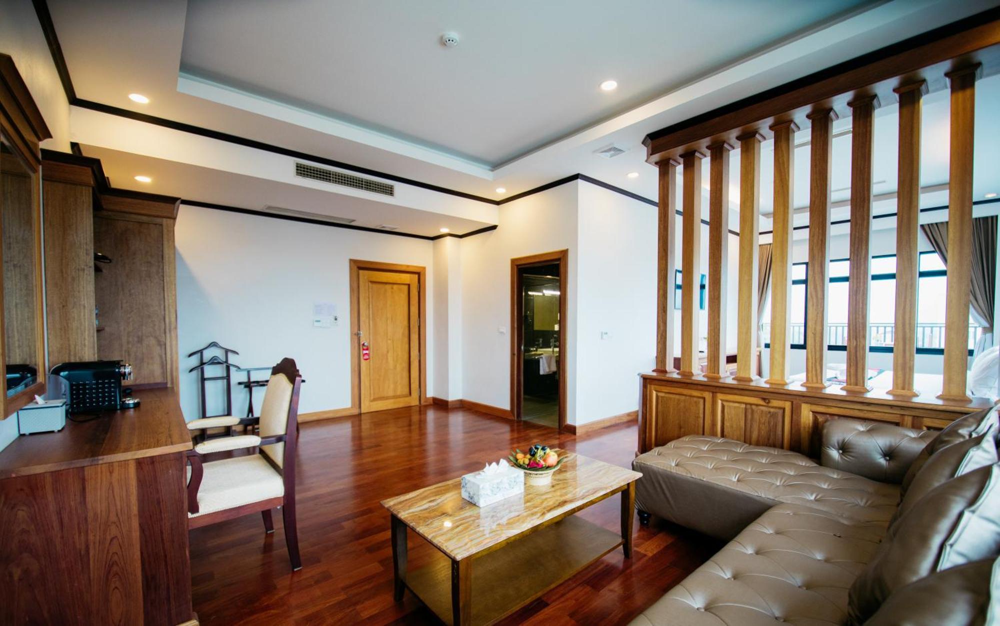 Sisombat Plaza Hotel Vang Vieng Esterno foto