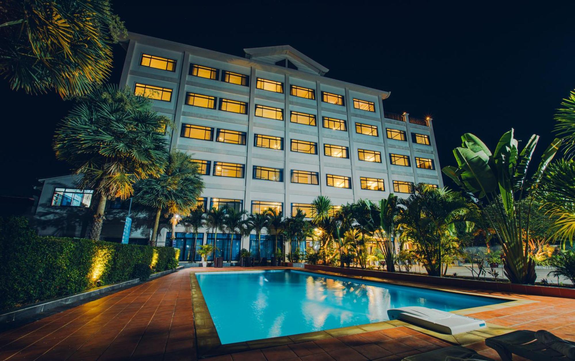 Sisombat Plaza Hotel Vang Vieng Esterno foto